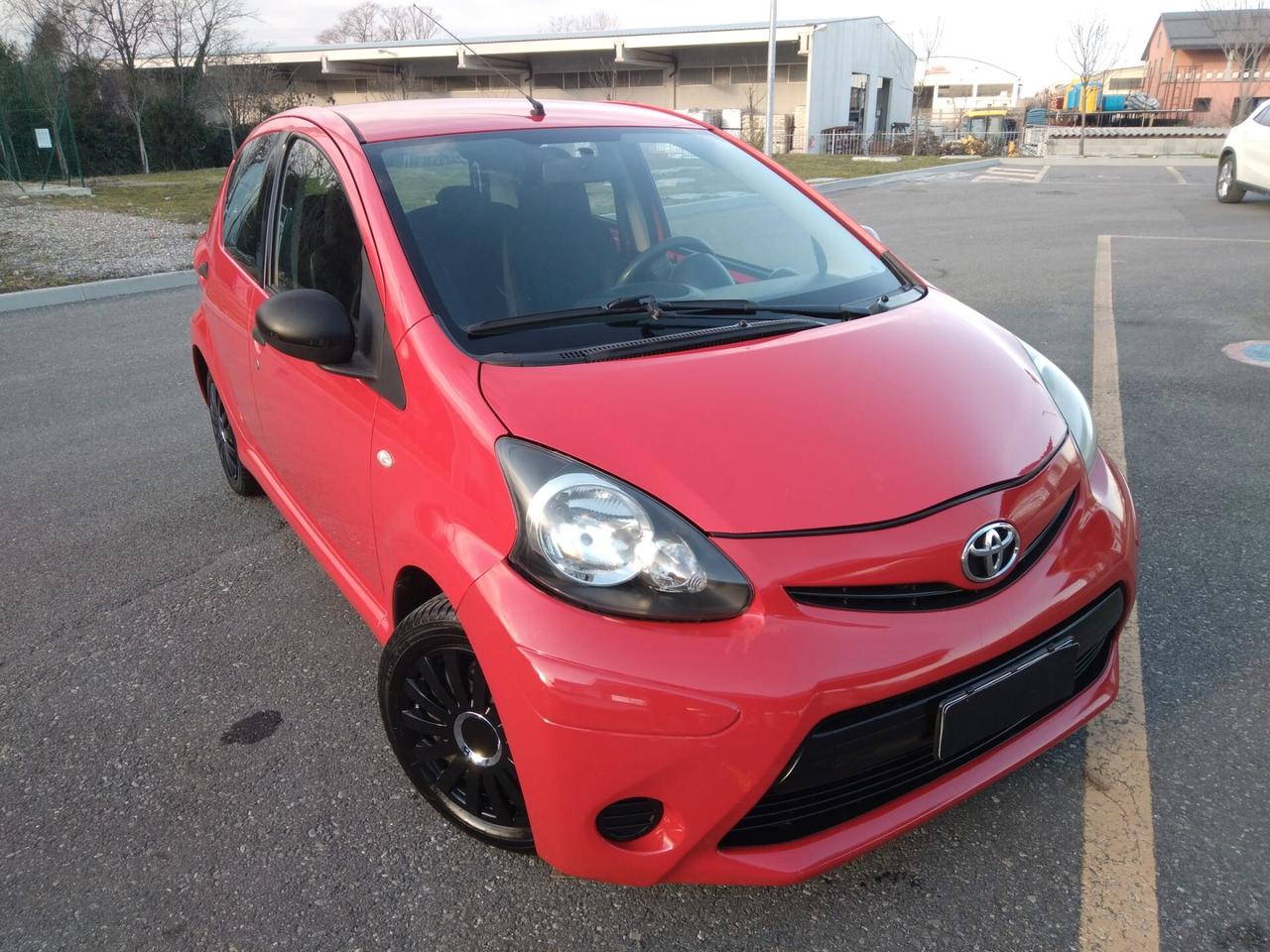 Toyota Aygo 1.0 12V VVT-i 5 porte Cool Soda Connect x neopatentati