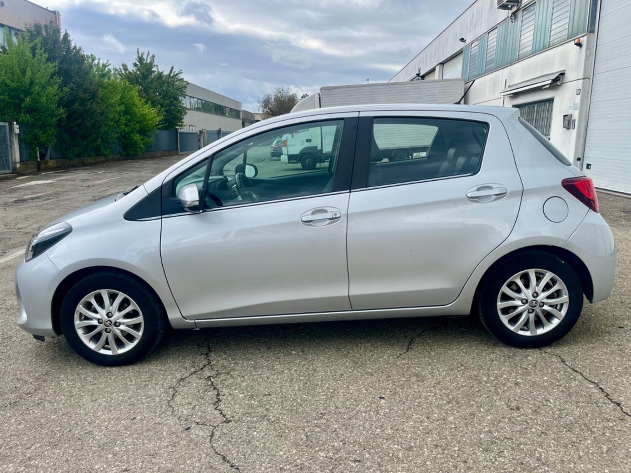 Toyota Yaris 1.3benz 2015 90.000km perfetta per neopatentati