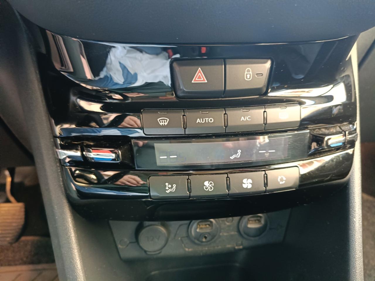 PEUGEOT 208 1.4 HDI-NEOPATENTATI-UNIPRO-Euro5890Euro
