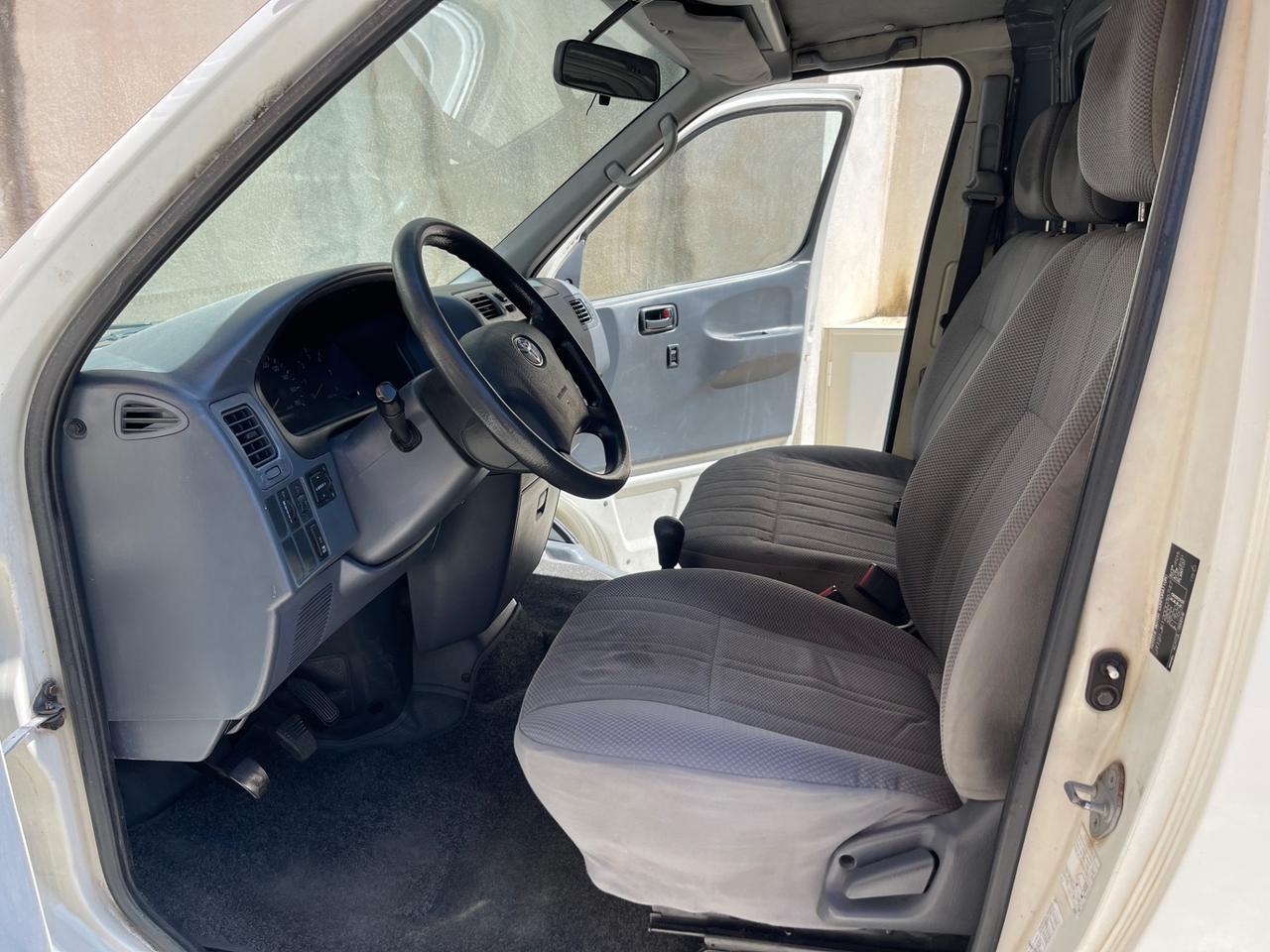 Toyota Hiace 2.5 D-4D Van 3 posti