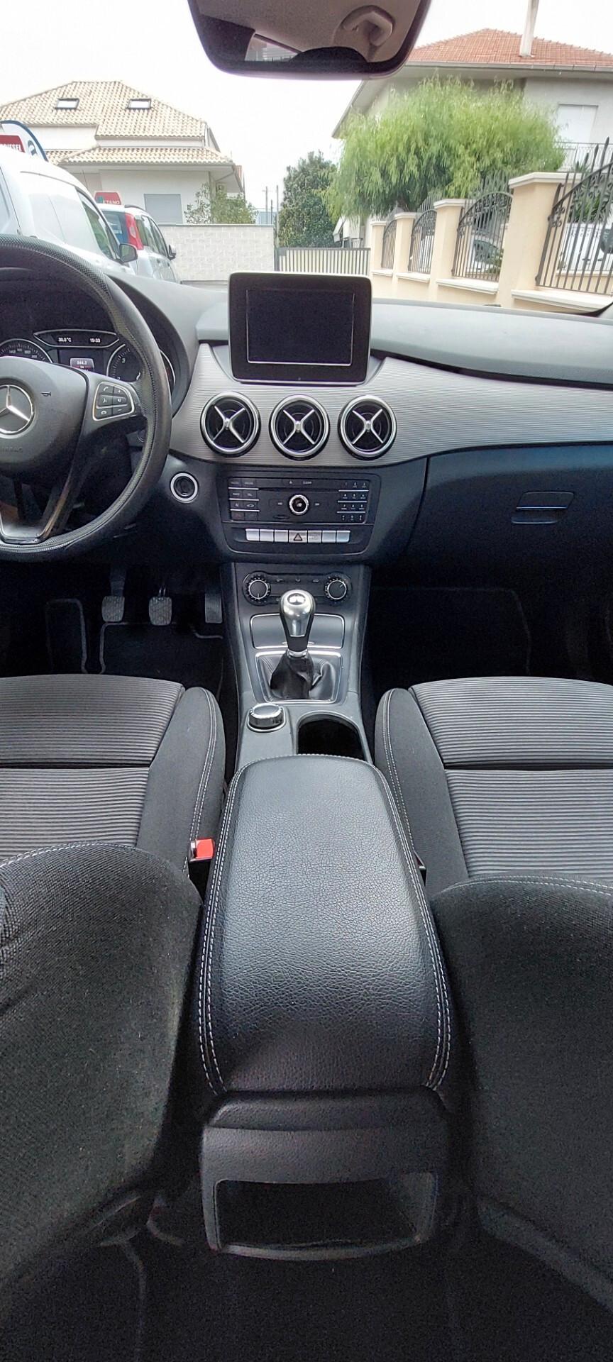 MERCEDES B180 PREMUIM 1,5 DIESEL 110 CV NAVI TELEFONO RETROCAMERA FULL FULL