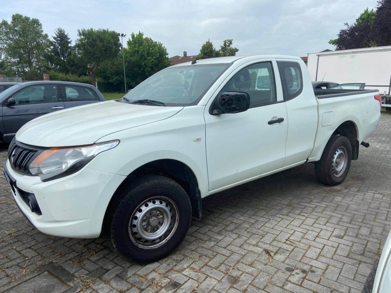 Mitsubishi L200 2.4 DI-D/154CV Club Cab Invite gancio traino