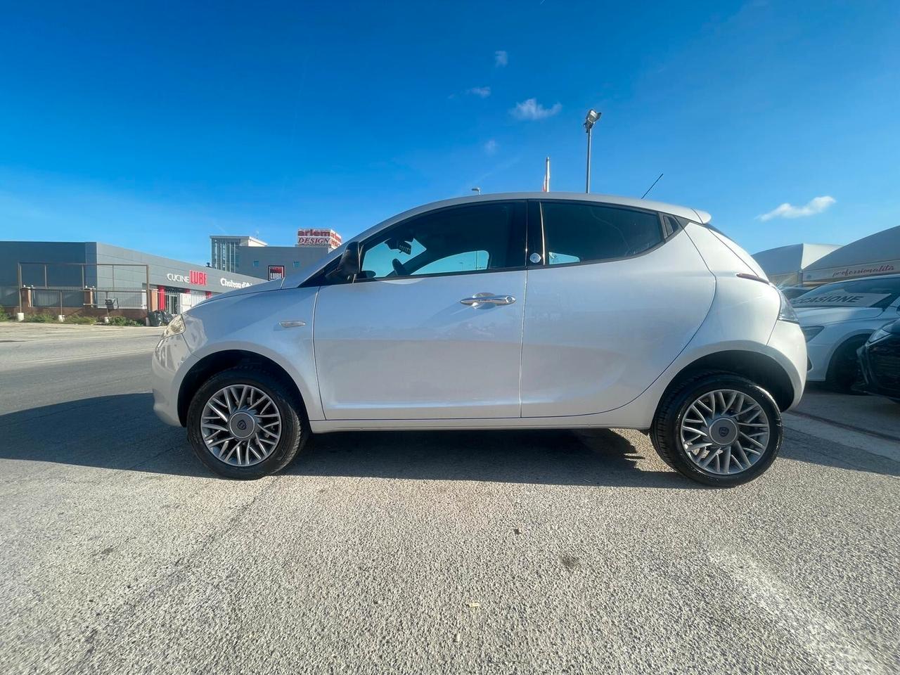 Lancia Ypsilon 0.9 TwinAir 85 CV 5 porte Metano Ecochic Gold