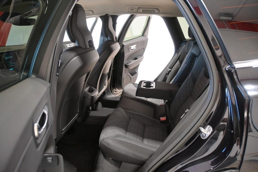 VOLVO XC60 2.0D 197CV B4 (D) AUTOMATIC CORE ( FARI LED - COCKPIT - CRUISE - CARPLAY - PDC - TELECAMERA POST. - CERCHI 18 ) KM 18000