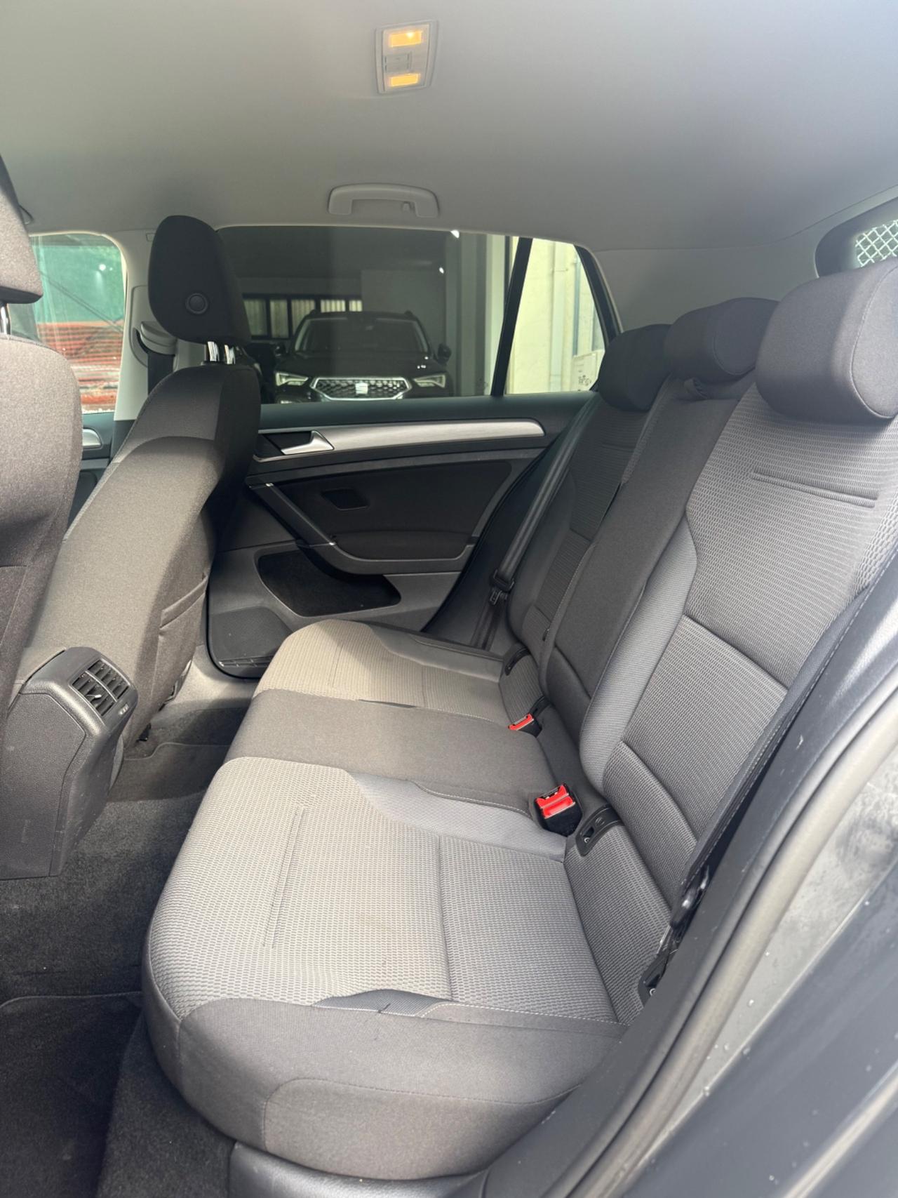 Volkswagen Golf 5p 1.6 tdi 110cv NAVI,APP CONNECT,SEDILI RISCALD.ATISENSORI DI PARCHEGGIO,DISTRIBUZIONE FATTA 10/25