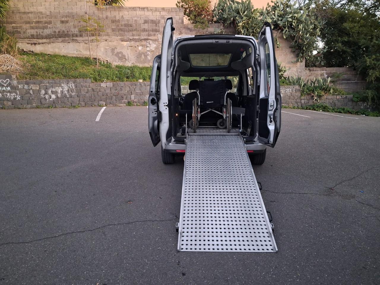 Fiat Doblo Con rampa manuale trasporto disabili in carrozzina