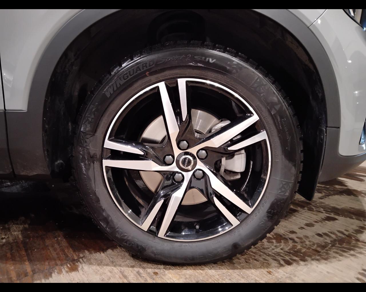 VOLVO XC40 2023 - XC40 2.0 b3 Plus Dark auto