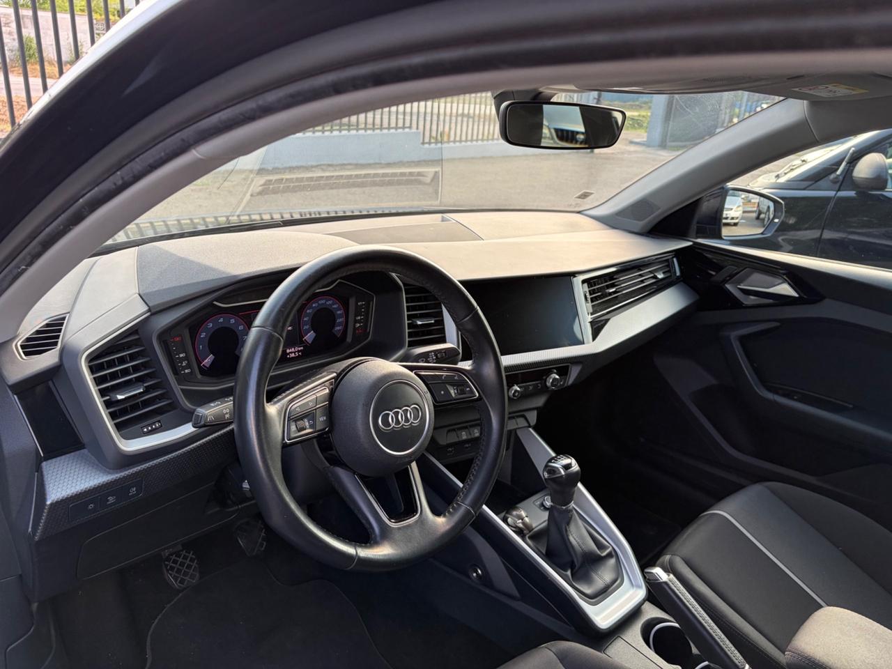 Audi A1 citycarver 30 TFSI Identity Contrast