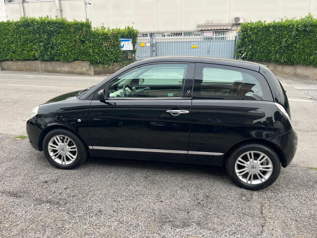 Lancia Ypsilon 1.4 16V Sport MomoDesign
