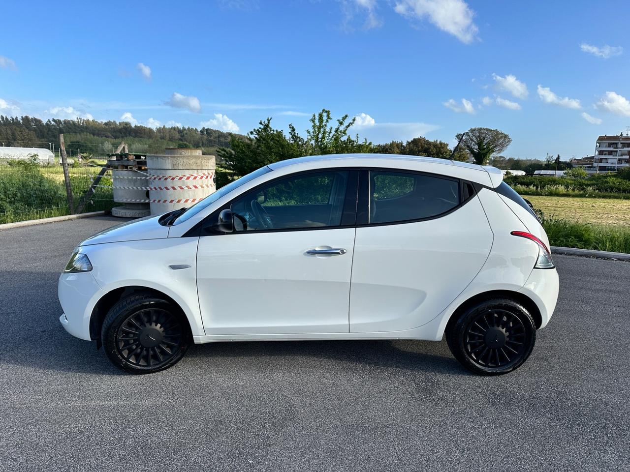 Lancia Ypsilon 1.0 FireFly 5 porte S&S Hybrid Silver BLUETOOTH NEOPATENTATI