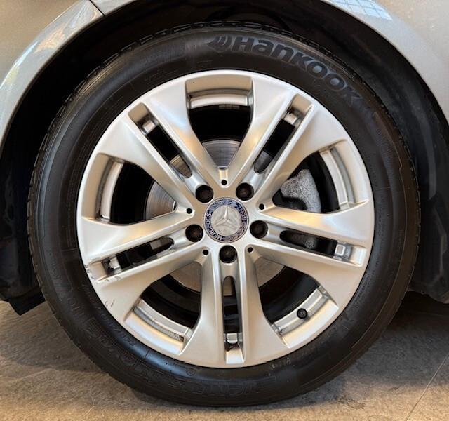 Mercedes-benz E 220 CDI BlueEFFICIENCY Avantgarde