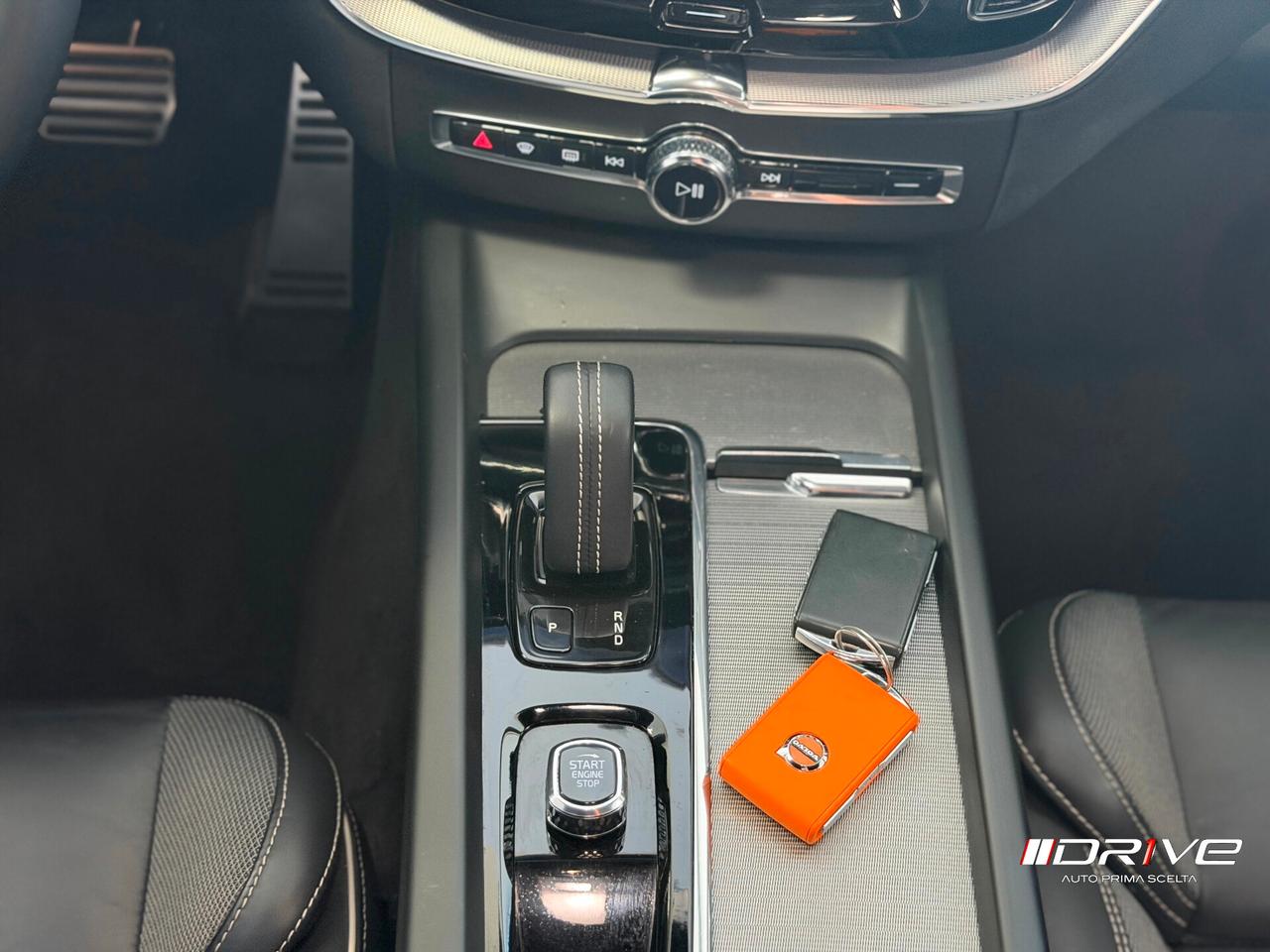 VOLVO XC60 (2017-->) XC60 B4 (d) AWD Geartronic...