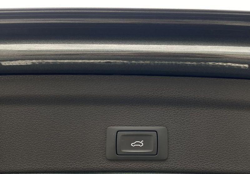 Audi Q3 Sportback S Line interno ed esterno 2.0 TDI 150CV s-tronic 35