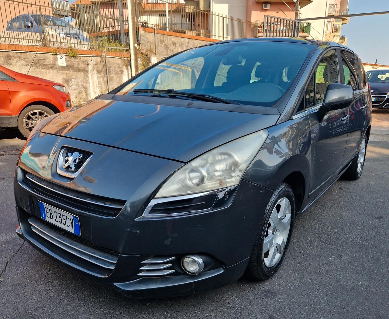 Peugeot 5008 1.6 HDi 110CV cambio robotizzato Tecno