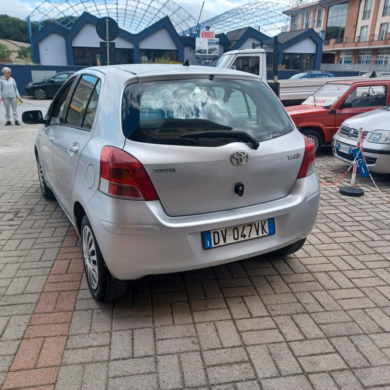 NEOPATENTATI YARIS 1.0 5 PORTE BEN CONSERVATA