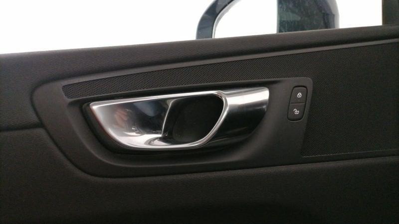 Volvo XC60 2.0 b5 Momentum Pro awd auto