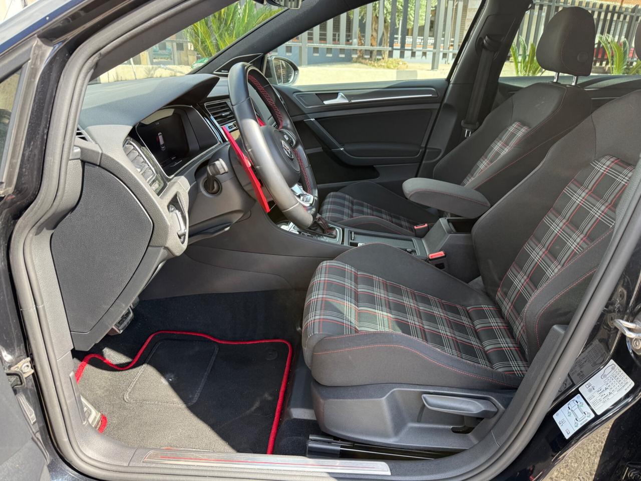 Volkswagen Golf GTI 2.0 TSI BlackStyle