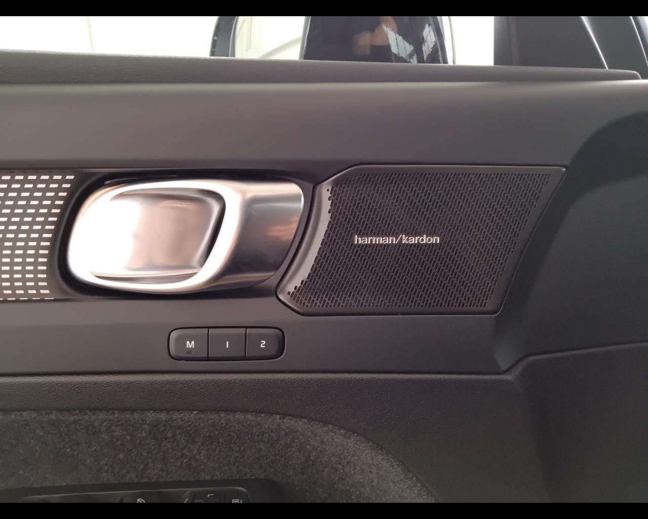 VOLVO XC40 2023 - XC40 2.0 b3 Plus Black Edition auto