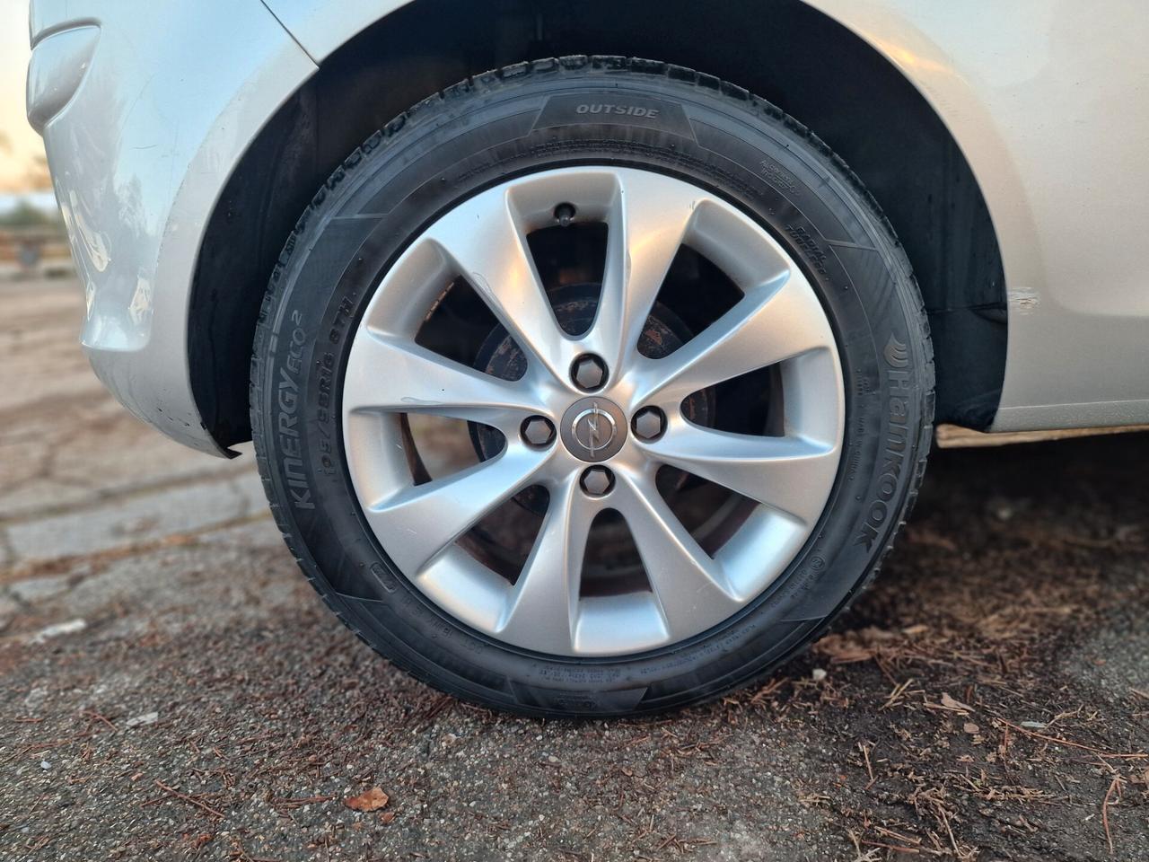 Opel Corsa 1.2 3 porte b-color