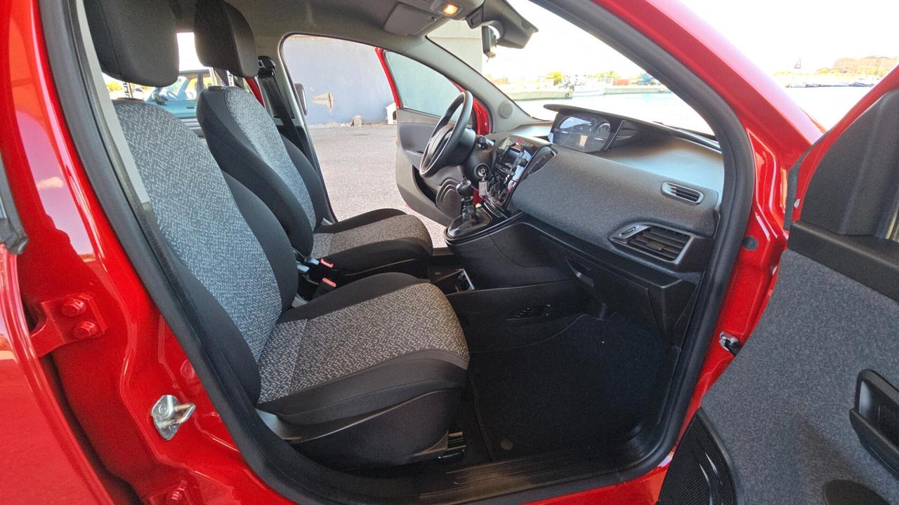 Lancia Ypsilon 1.0 FireFly 5 porte S&S Hybrid Ecochic Silver