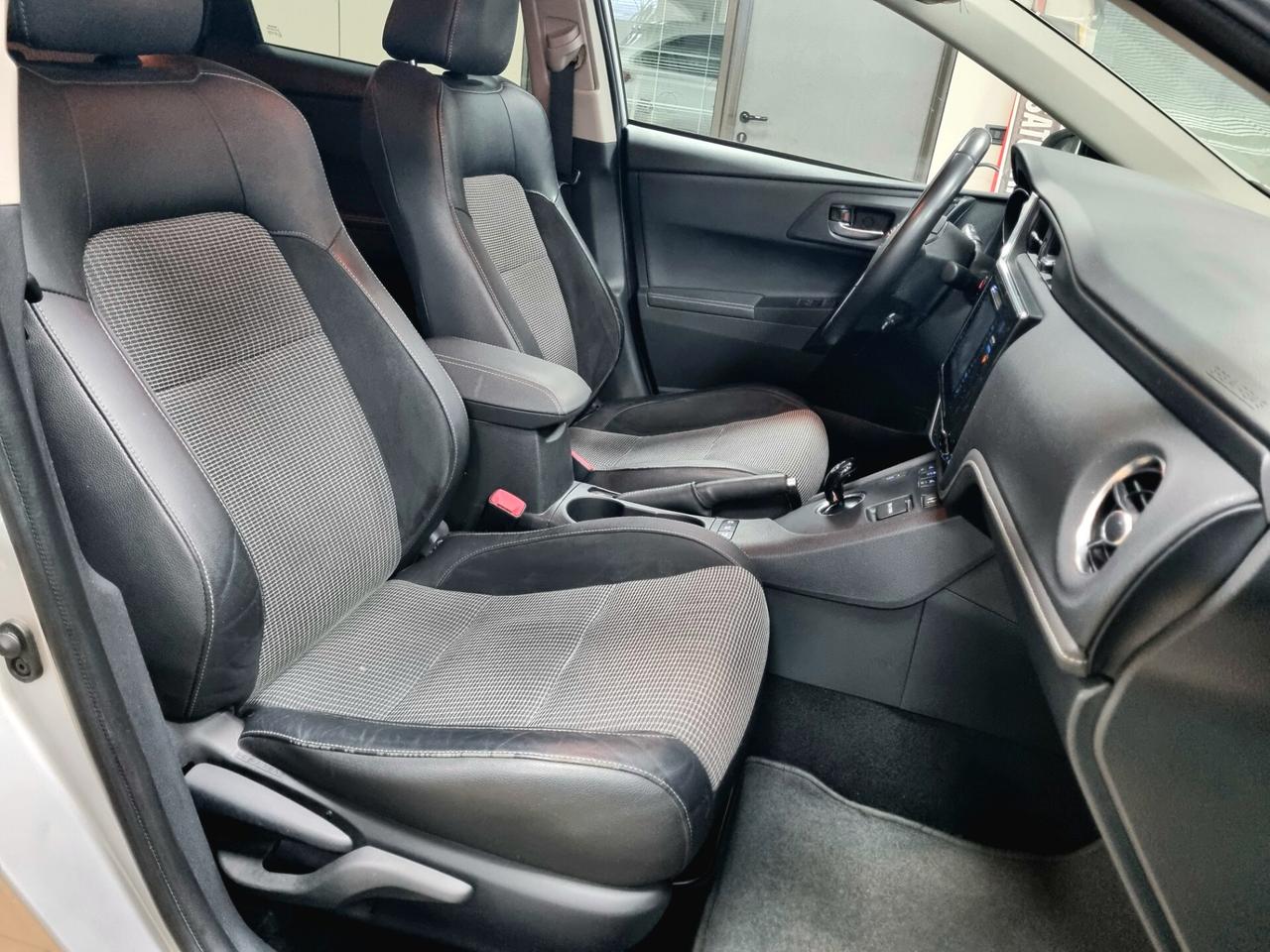 TOYOTA AURIS TOURING SPORTS 1.8 Hybrid LOUNGE