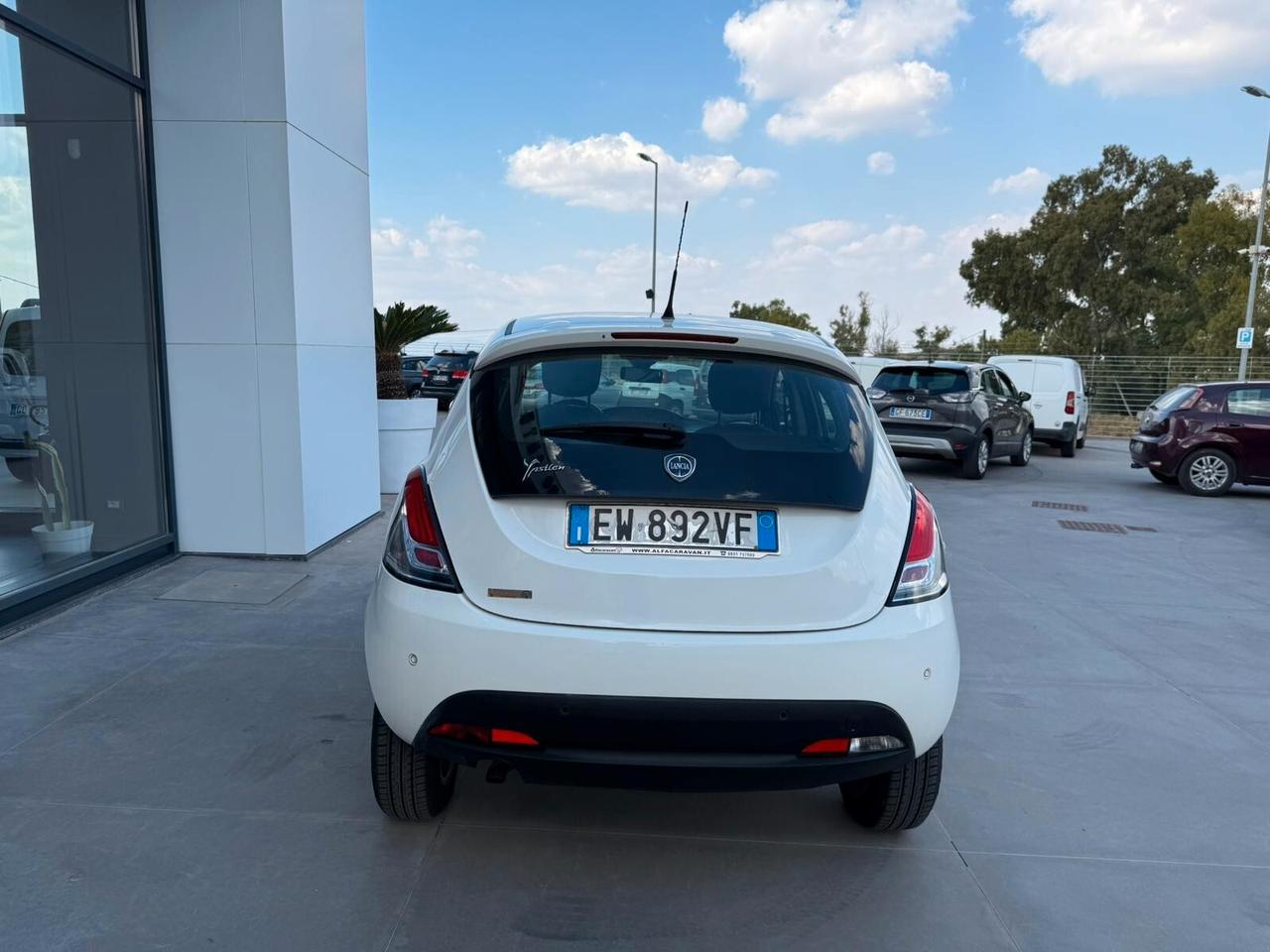 Lancia Ypsilon 0.9 TwinAir 85 CV 5 porte Metano Ecochic Silver