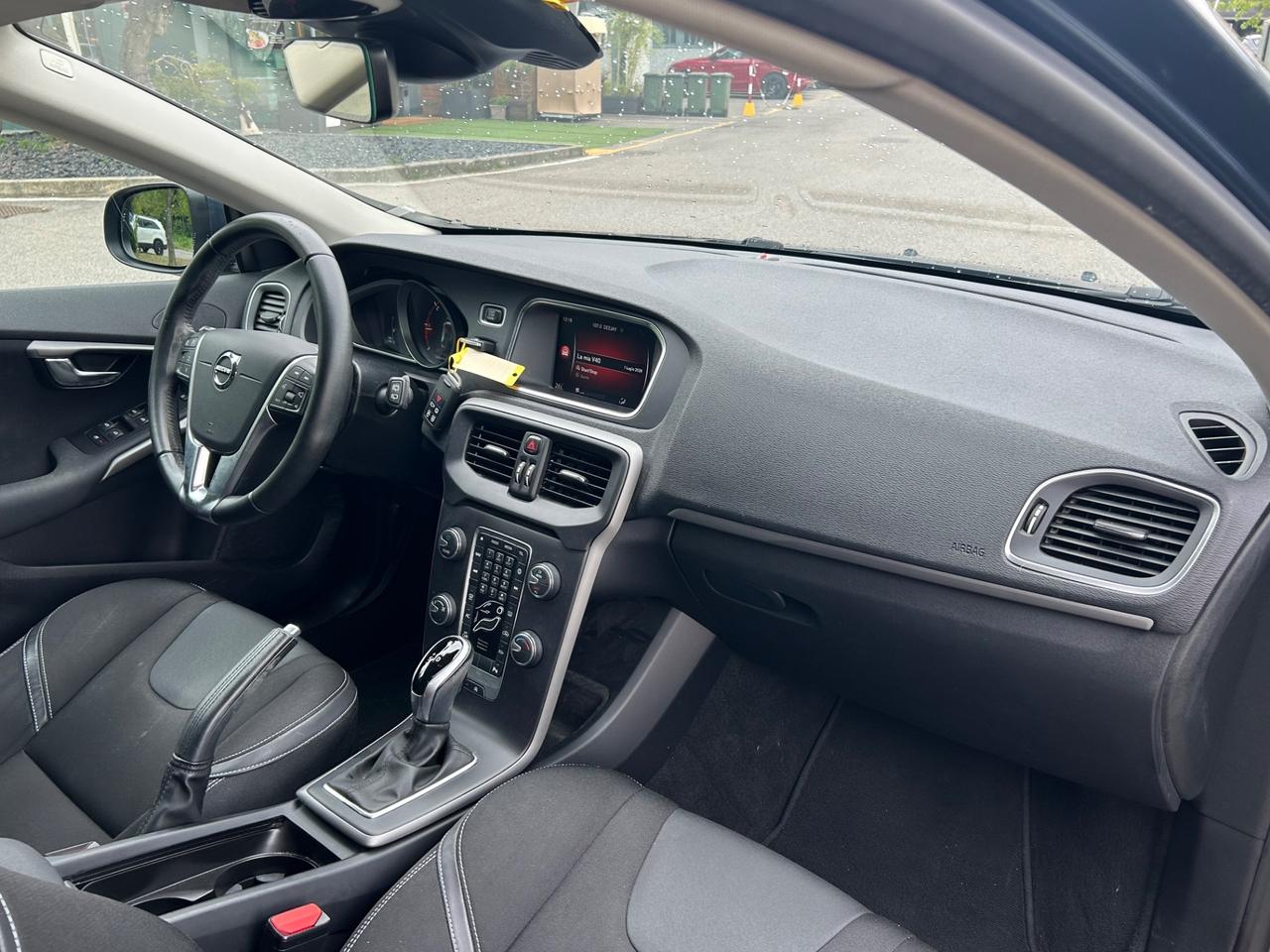 Volvo V40 D2 Geartronic R-Design | Navi LED PDC Cruise Uniproprietario