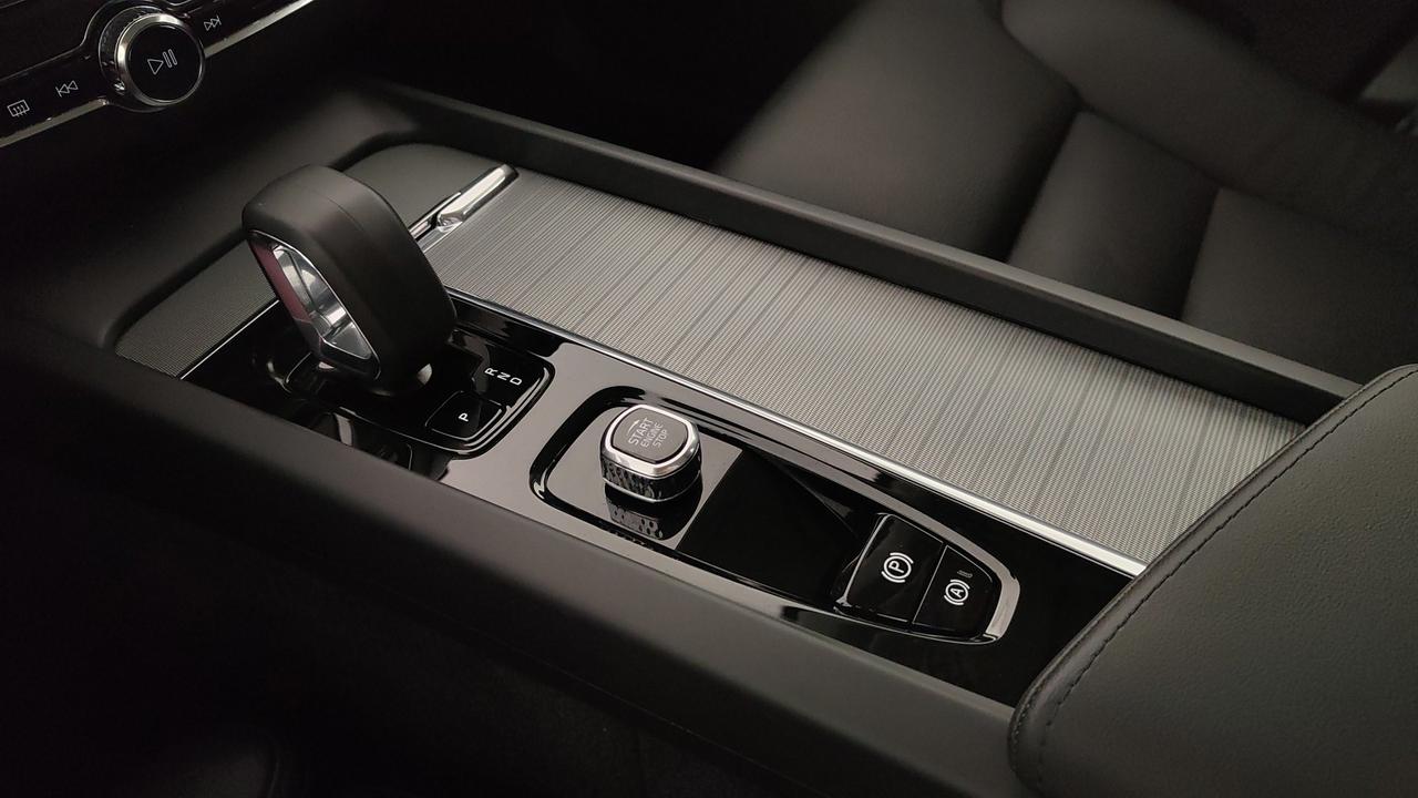 VOLVO XC60 2.0 b4 Plus Dark auto