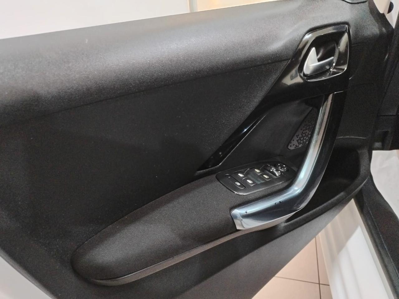 Peugeot 208 1.4 HDi 68 CV 5 porte Allure
