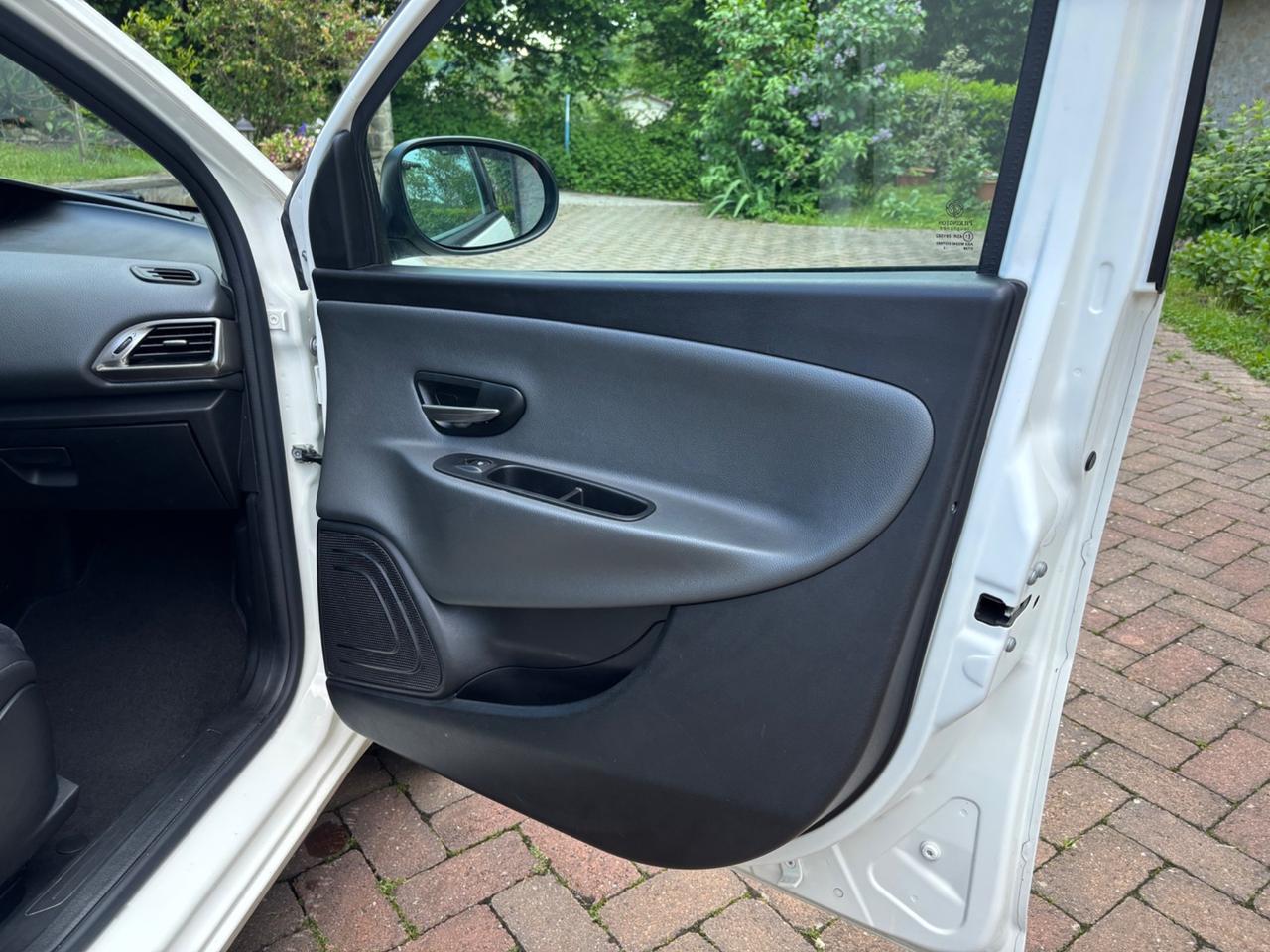 Lancia Ypsilon 0.9 TwinAir 85 CV 5 porte S&S Gold OK NEOPATENTATI