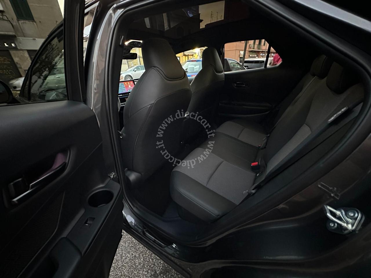 Toyota C-HR 1.8 Hybrid E-CVT Lounge PANORAMA 9000KM