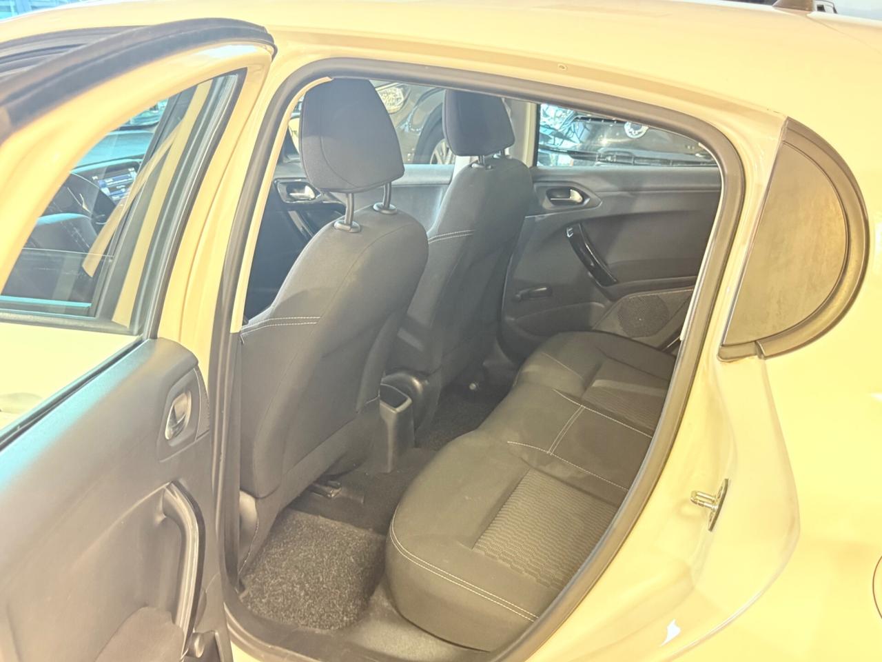 Peugeot 208 67000km 1.2 cv82 5 porte Allure