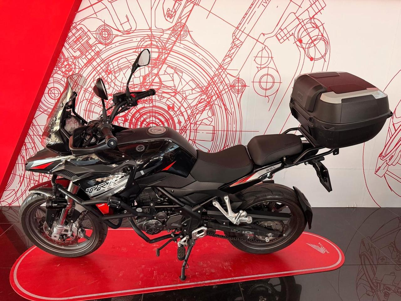 Benelli TRK 251 2022
