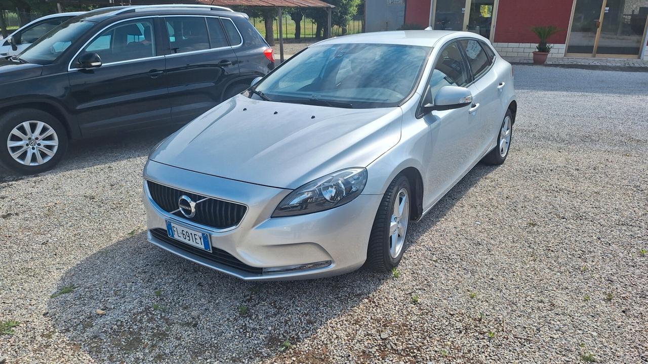 Volvo V40 D2 Geartronic R-design N1