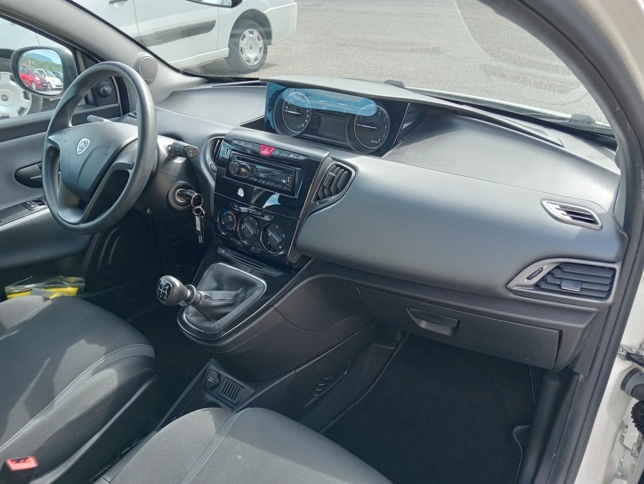 Lancia Ypsilon 1.2 69CV 5 porte OK NEOPATENTATI