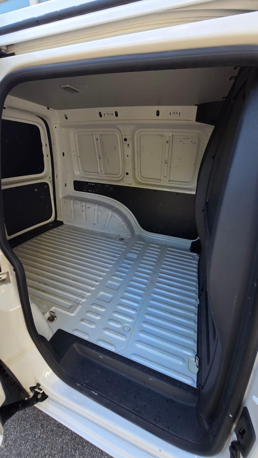 Volkswagen Caddy 2.0 TDI 102 CV Highline 2Posti