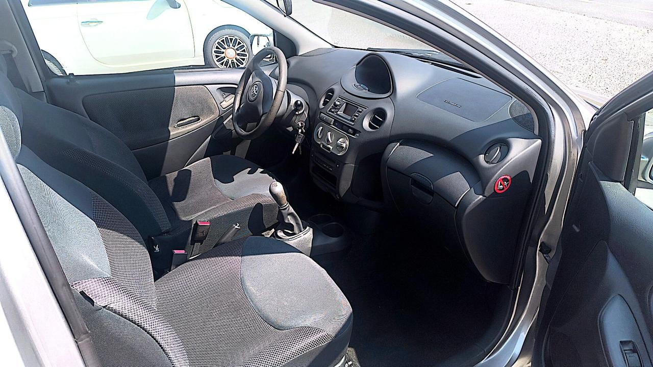 Toyota Yaris 1.0i 16V cat 3 porte Sol