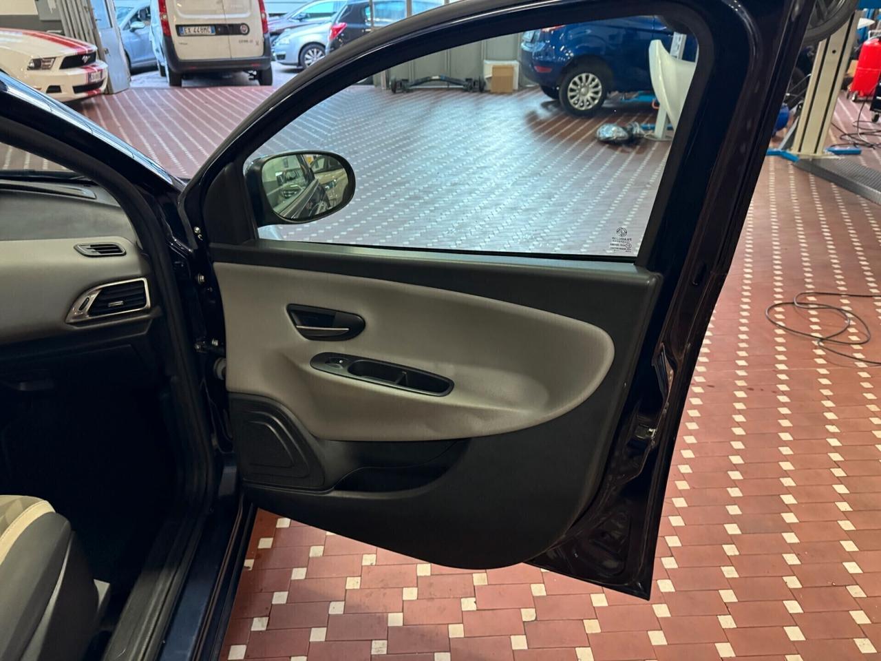 Lancia Ypsilon 1.2 69 CV 5 porte Platinum - NEOPATENTATI