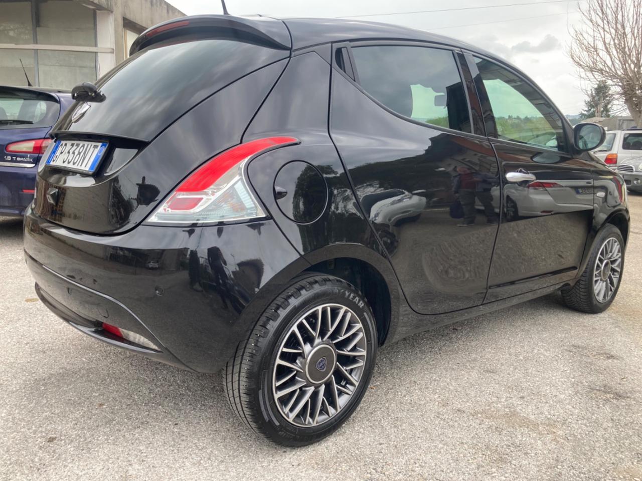 Lancia Ypsilon 1.0 FireFly 5 porte S&S Hybrid Oro