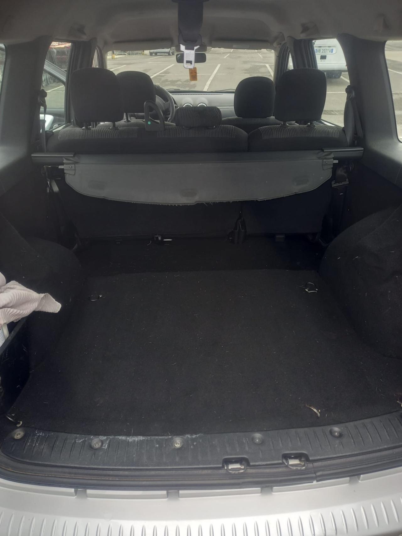 Dacia Logan 2010 con gancio traino