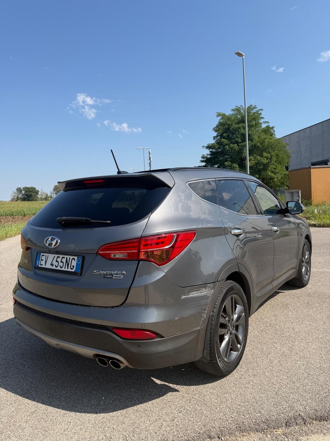 Hyundai Santa Fe .