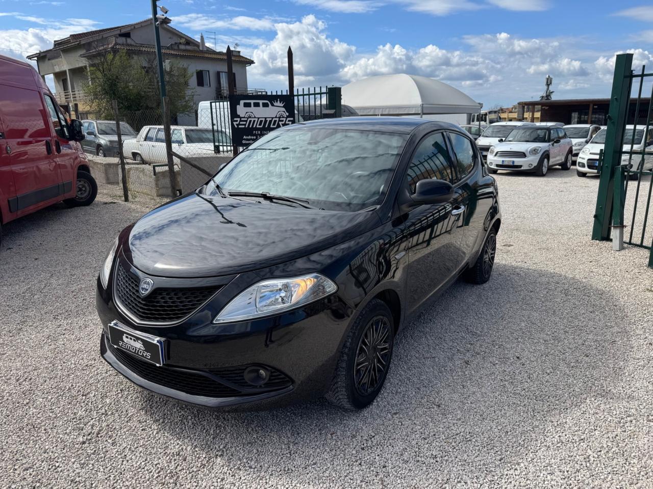 Lancia Ypsilon 1.0 Hibrid