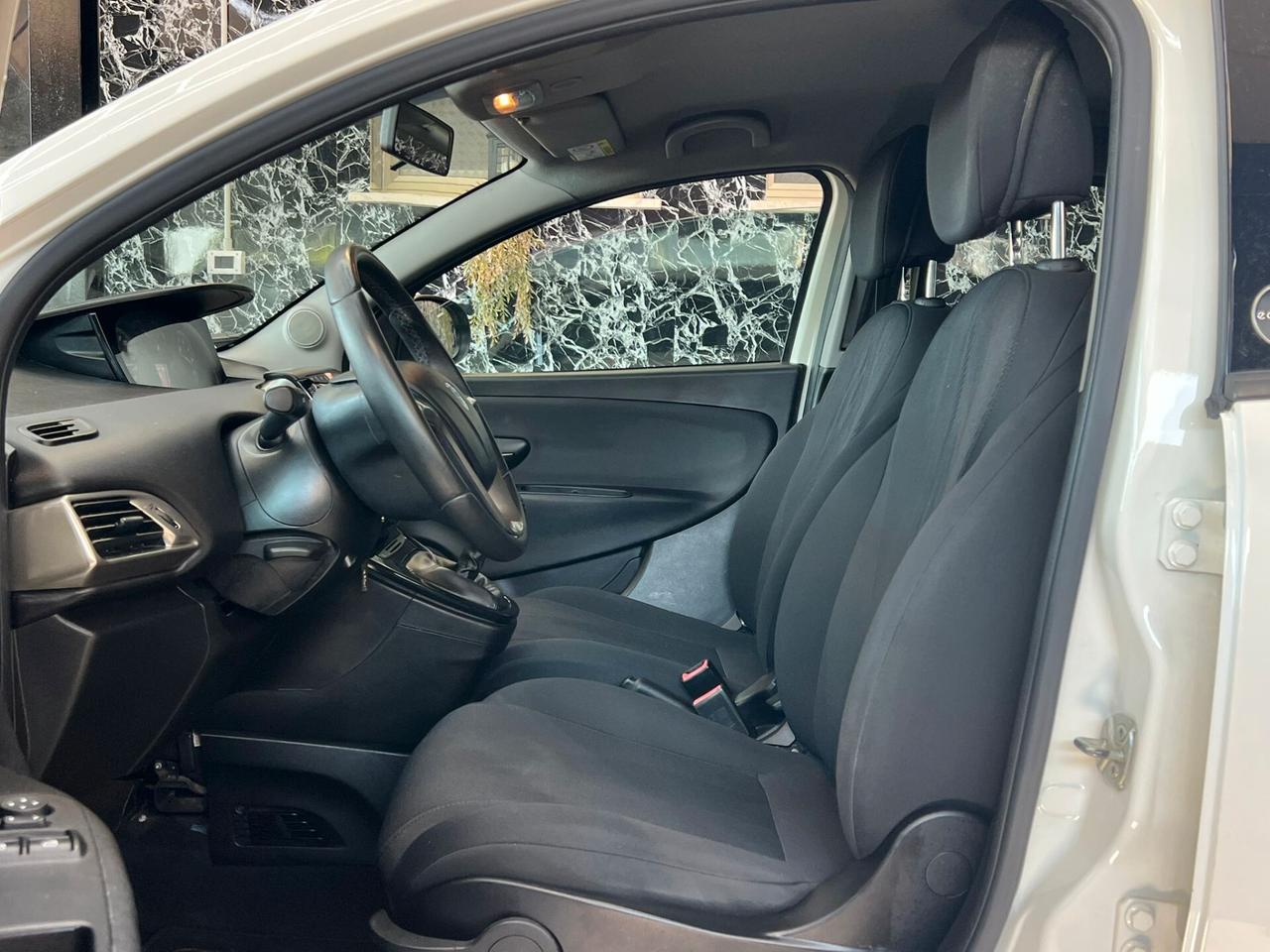 Lancia Ypsilon 1.0 FireFly 5 porte S&S Hybrid Ecochic Silver