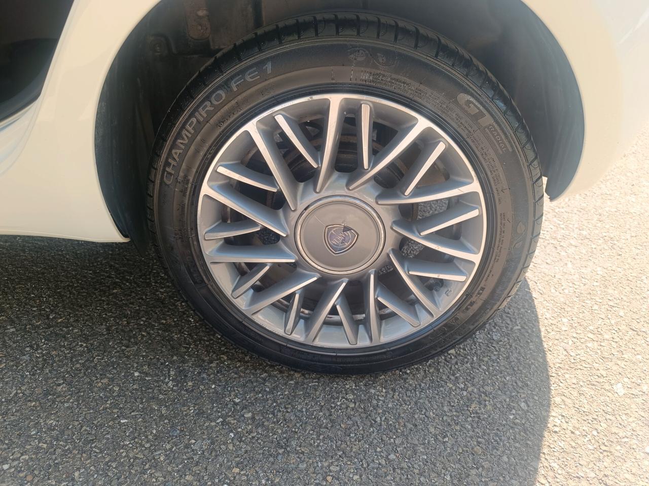 Lancia Ypsilon 1.3 MJT 75 CV SOLAMENTE 129.000 KM