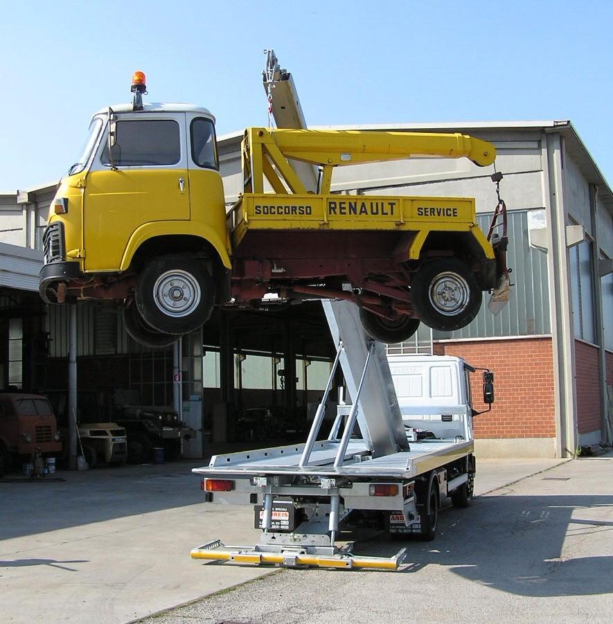 Carro attrezzi Eurocargo 120 con braccio gru centrale a scomparsa