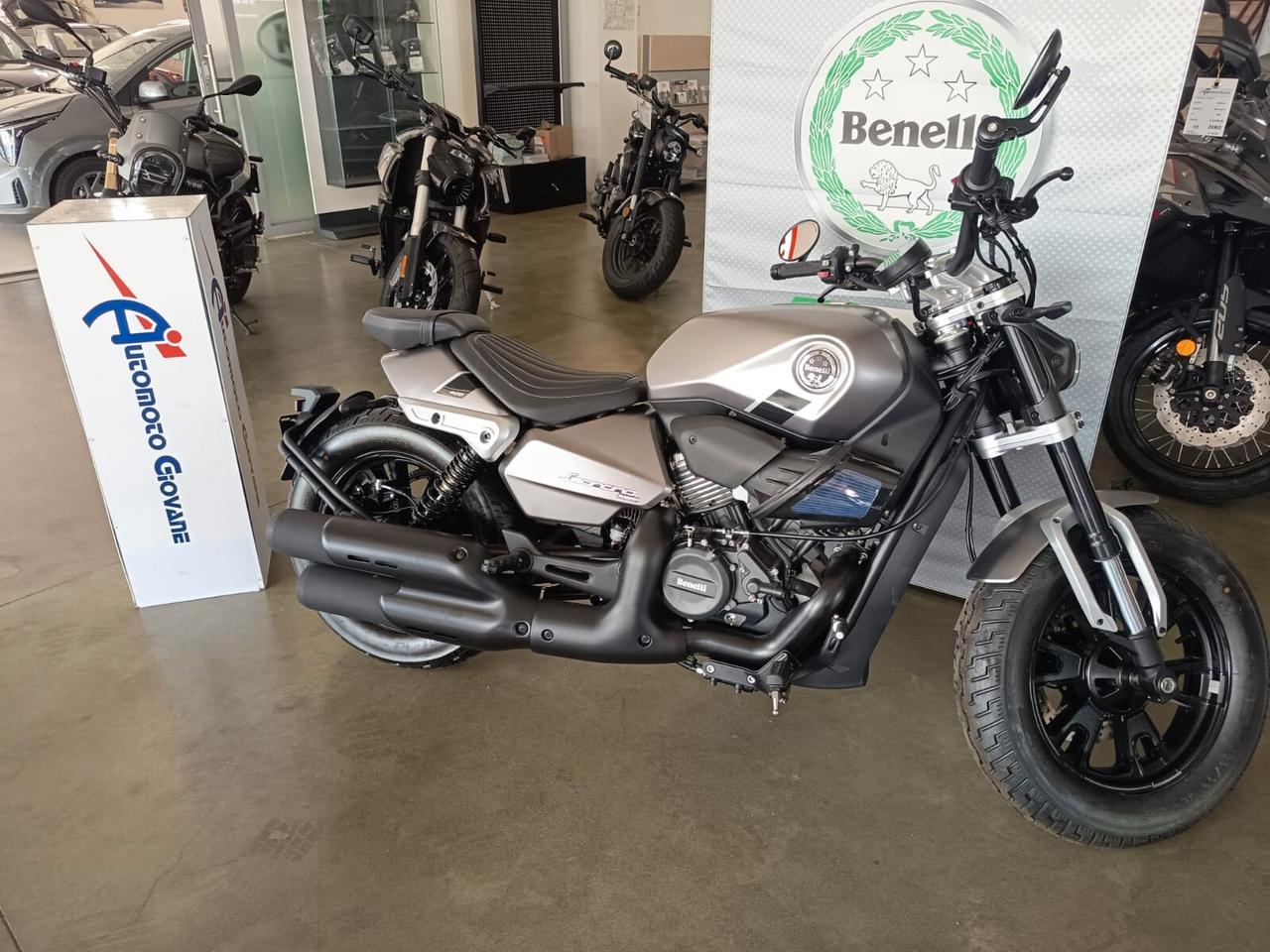 Benelli Leoncino 400 BOBBER