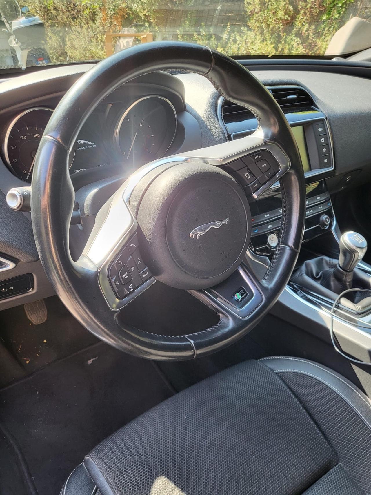 Jaguar XE 2.0 D Turbo R-Sport