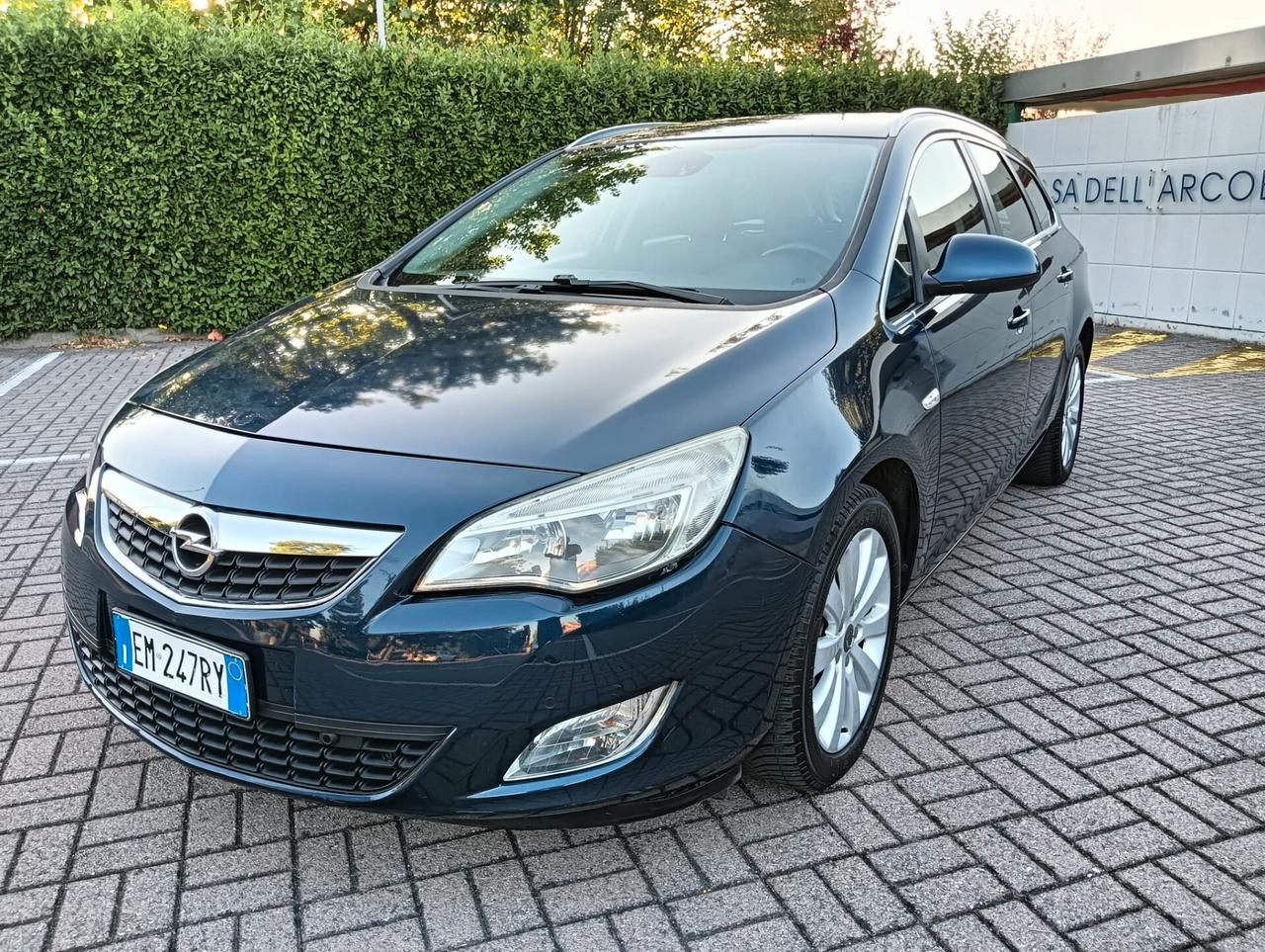 OPEL ASTRA..ANNO 2012....NEOPATENTATIIL..SENSORI DI PARCHEGGIO POSTERIORI ANTERIORE..NAVIGATORE. CRUYS CONTROL. CELL 320 147 1147 WUATSAPP. CELL 3276540940..PREZZO 530O€ TRATABILLE 0