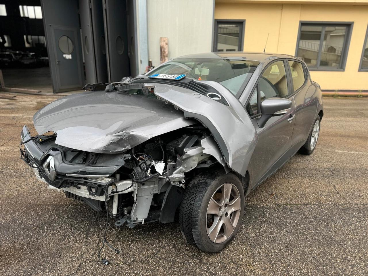 Renault Clio 1.2 75CV 5 porte Live Interni Perfetti – Auto Incidentata