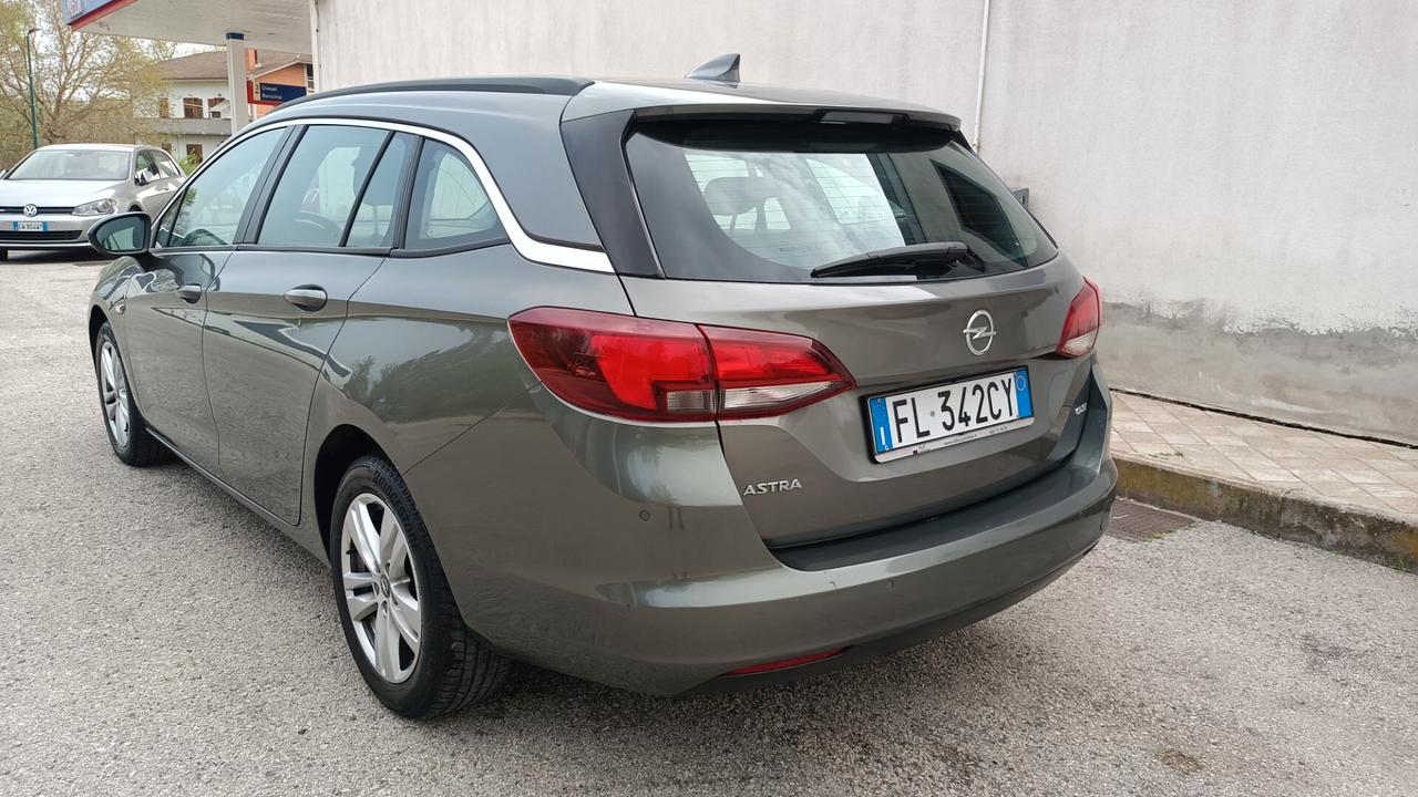 Opel Astra 1.6 Diesel anno 2017 navigatore
